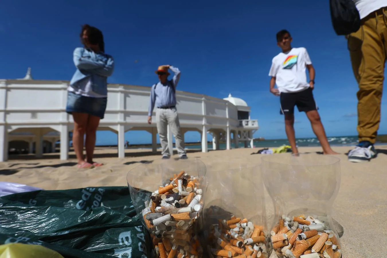 Los alumnos de varios colegios de Cádiz limpian la playa de la Caleta por el Día Mundial del Medio Ambiente